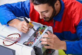 فني صيانة محترف يقوم بإصلاح جهاز